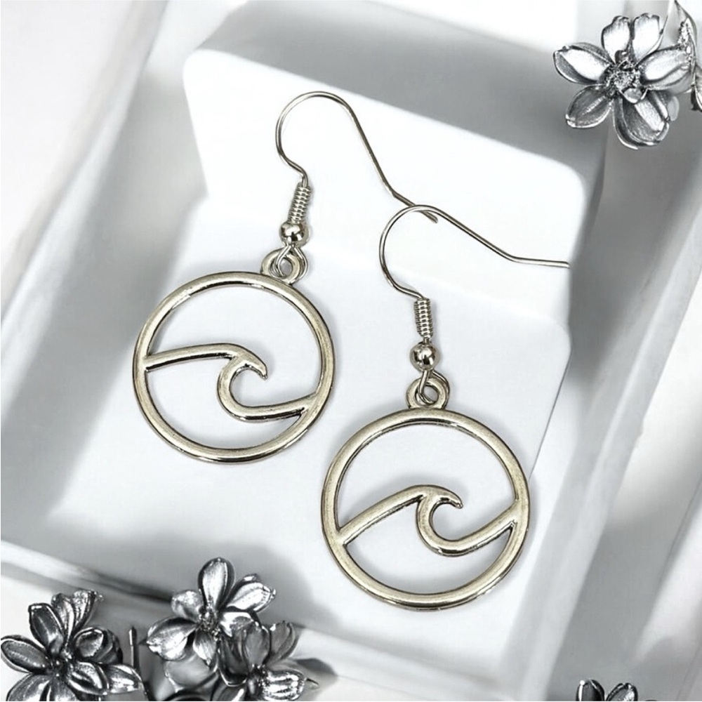 5 For $25💫Elegant Silver Ocean Wave Earrings